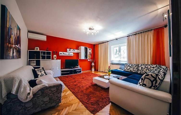 Ganze Ferienwohnung, Gemütliche 2-Zimmer-Wohnung mit Terrasse, Parkplatz und 2,5 km Entfernung zum Strand von Strobec in Podstrana, Split-Dalmatien