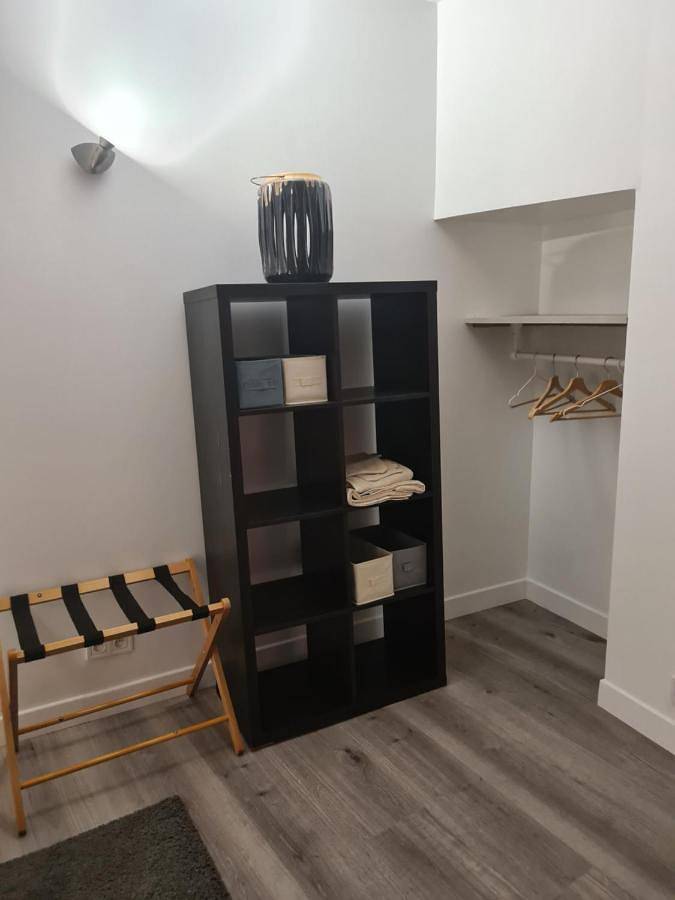 Gîte en face du Château de Nizas, 4 chambres d'hôtes et 1 appartement familial pour 4 personnes in Nizas, Côte méditerranéenne (France)