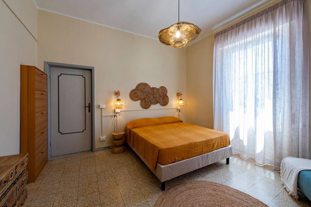 A charming 90-square-meter villa, perfect for six guests, featuring a private street-level entrance.The property is situated in a quiet area of ​​Silvi and enjoys a great location: thanks to a pedestrian path, you can reach the sea in just 10 minutes in Silvi, Côte Adriatique Abruzzes
