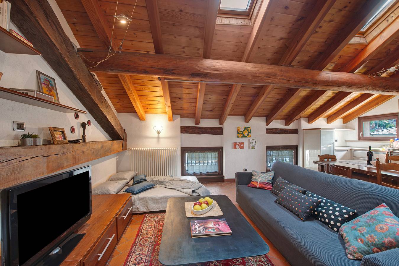 Apartamento entero, Apartamento 'La Mansarda Del Viaggiatore' con vistas a la montaña, terraza privada y Wi-Fi in Pont-Saint-Martin (Aosta), Comune di Pont-Saint-Martin