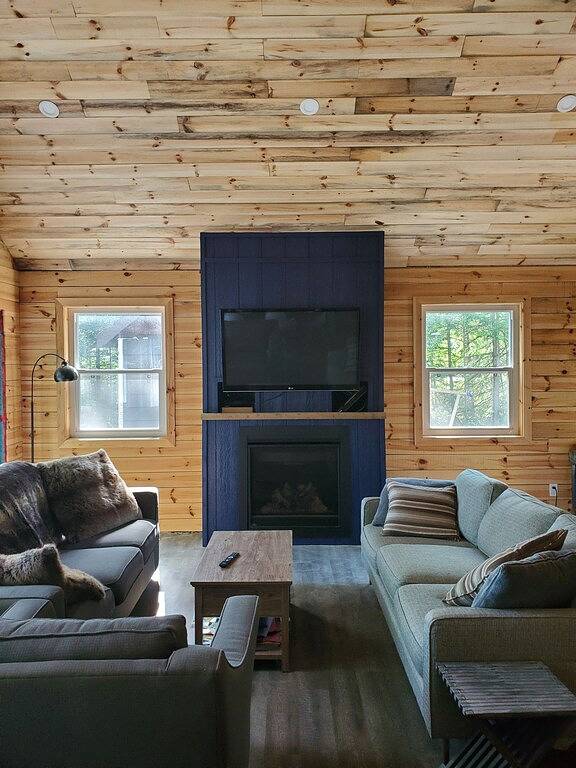 Diamond lake waterfront cottage just west of Bancroft in Hastings Highlands, Algonquin Provincial Park