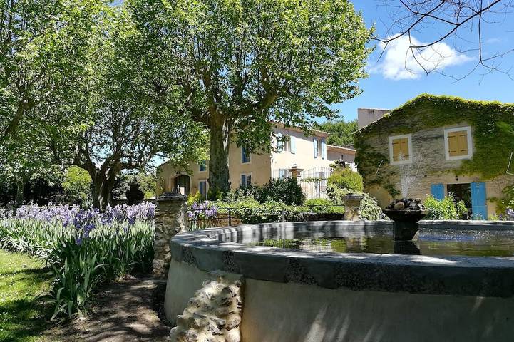 Appartement entier, Charmant colombier d'époque  avec piscine commune, platanes et fontaines in Apt, Parc naturel régional du Luberon