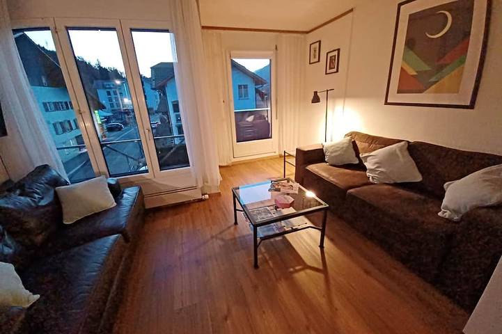 Ganze Wohnung, Geräumige, helle, sonnige Balkone. Nah an allen Annehmlichkeiten. Großartige Aussichten. in Matten bei Interlaken, Thunersee