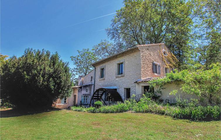 Apt de 360m2 avec piscine, jardin et parking - 1km de Lagnes in Lagnes, Parc naturel régional du Luberon