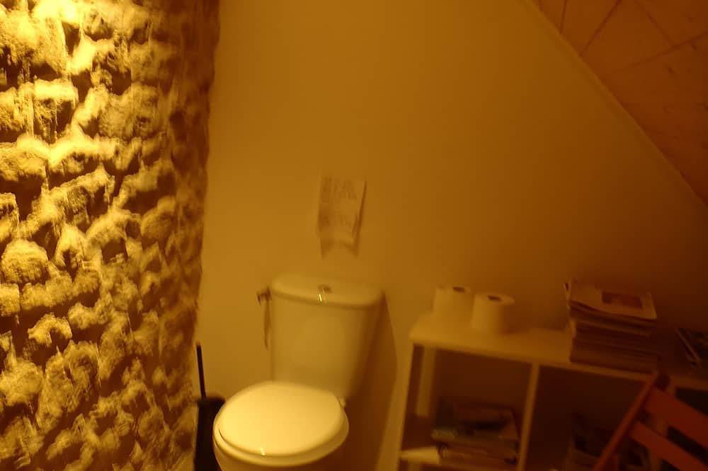 Gîte de 130 m2 situé à 20' de Beaune au 1er étage d'une maison ancienne in Écutigny, Région de Beaune