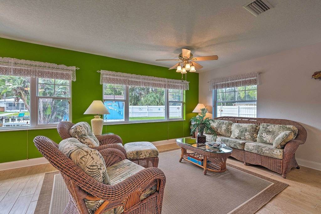 Neu! Buntes Haus am Kanal mit Bootsanlegestelle und Garten! in Homosassa, Citrus County