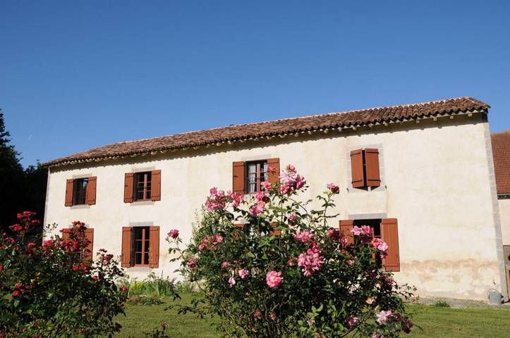 Location de vacances pour 9 personnes, avec jacuzzi et jardin à Lathus-Saint-Rémy