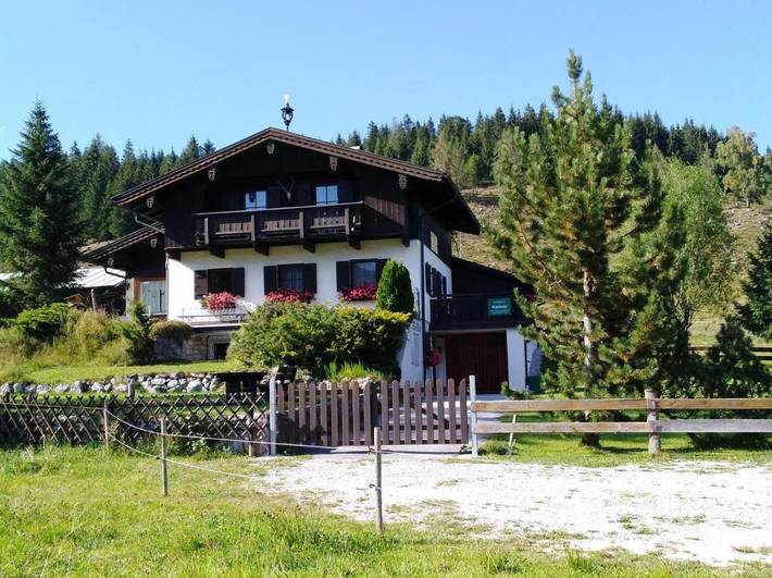 Vakantiehuis voor 8 personen, with Balkon and Terras as well as Tuin and Sauna in Strobl