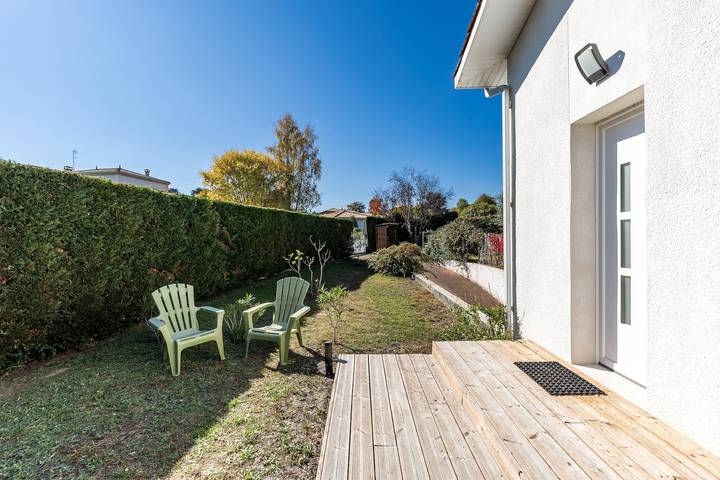 Entire apartment, 'Côté Jardin Parc Saint Martin' Apartment with Shared Garden and Wi-Fi in Pompignac, Bordeaux region