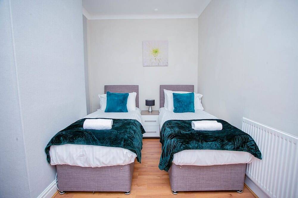 Cosy ,spacious ,clean 3 bed house,10miuntes walk from town centre in Kettering, Northamptonshire