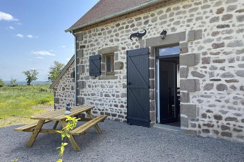 Gîte rustique à la ferme avec 2 chambres, terrasse et activités variées (cheval, rando, culture) in Ygrande, Allier (desambiguación)