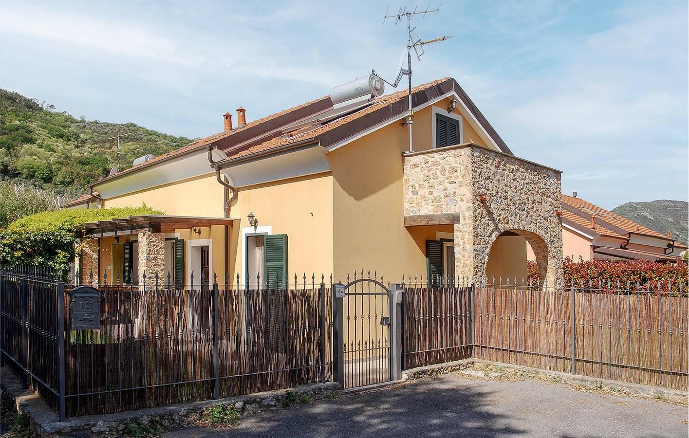 Gemütliche Wohnung mit Terrasse in der Nähe des Stadtzentrums in Cisano sul Neva, Riviera di Ponente