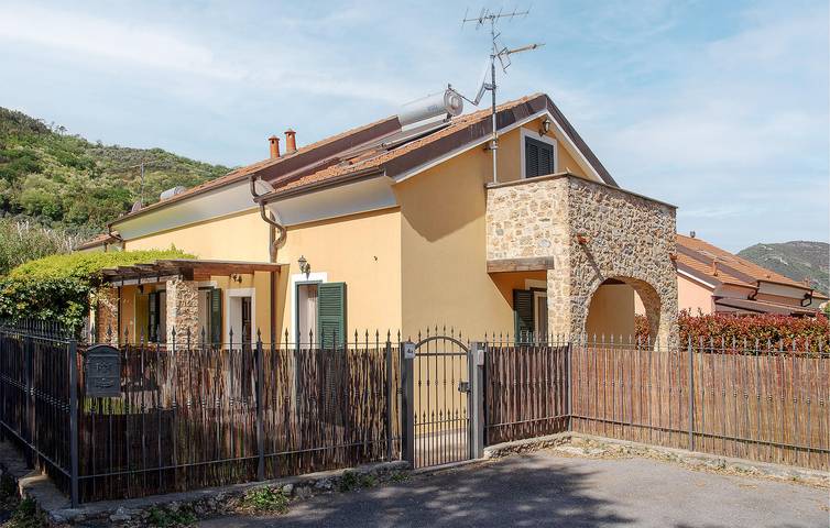 Location de vacances pour 6 personnes, avec terrasse et jardin à Cisano sul Neva