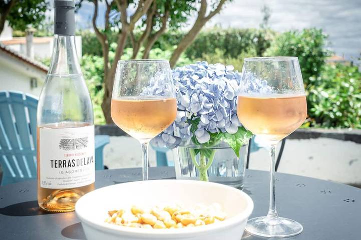 Vacation rental for 8 people, with garden and balcony in Azores