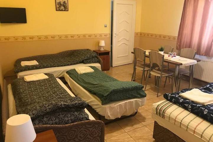 „Entire House – for Work Crews | 3 Bedrooms with bath | Near Mercedes Factory” in Kleingebiet Ketschkemet
