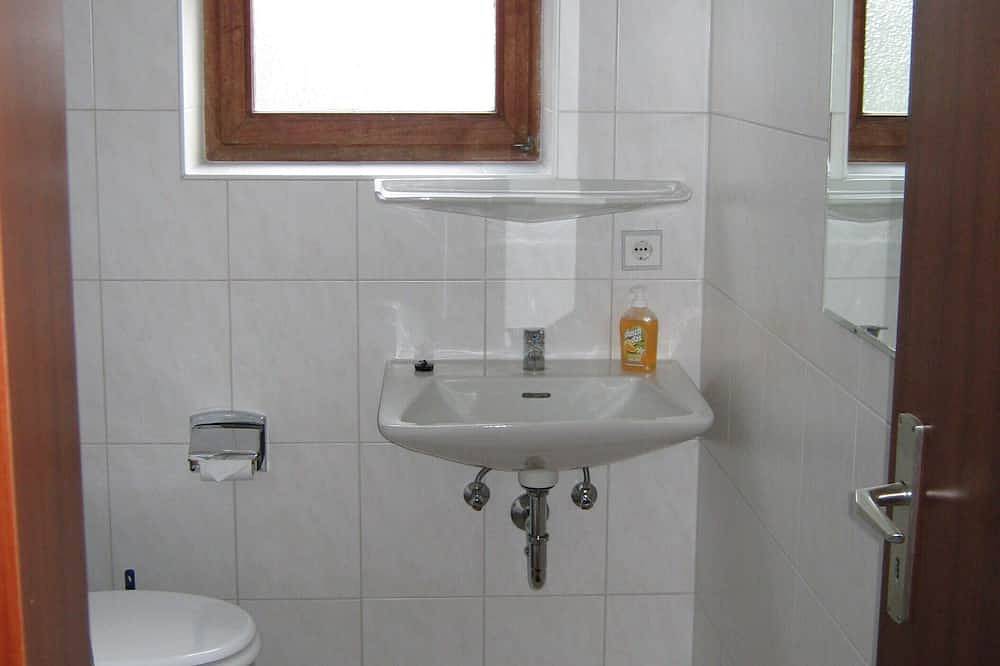 Ganze Wohnung, Großzügige, gemütliche Ferienwohnung mit Balkon in der Vulkaneifel in Immerath, Vulkaneifel