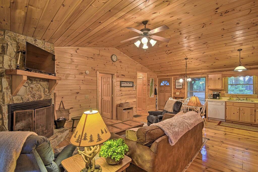 'Pinot & Pine' Chic Log Cabin ~ 5 Mi to Blue Ridge in Cherry Log, Chattahoochee National Forest