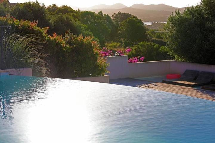 Hôtel pour 3 personnes, avec Terrasse et Jacuzzi ainsi que Jardin et Bassin pour enfant
