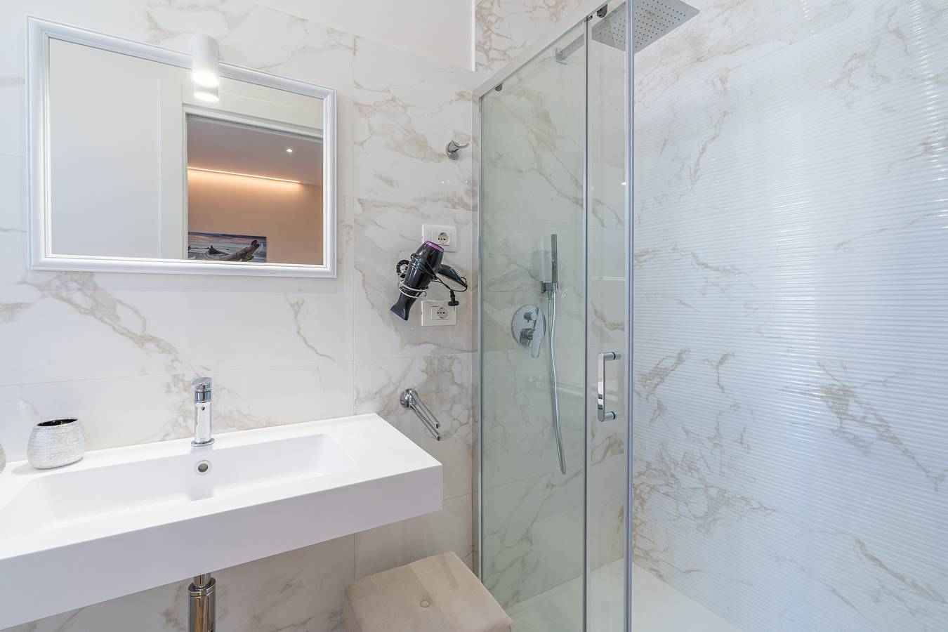 Camera 'Beb della Stazione - Rosa' con terrazza in comune, Wi-Fi e aria condizionata in Pachino, Siracusa e dintorni