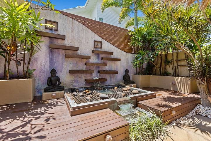 Villa for 8 people, with balcony and garden as well as hot tub, with pets in Gold Coast