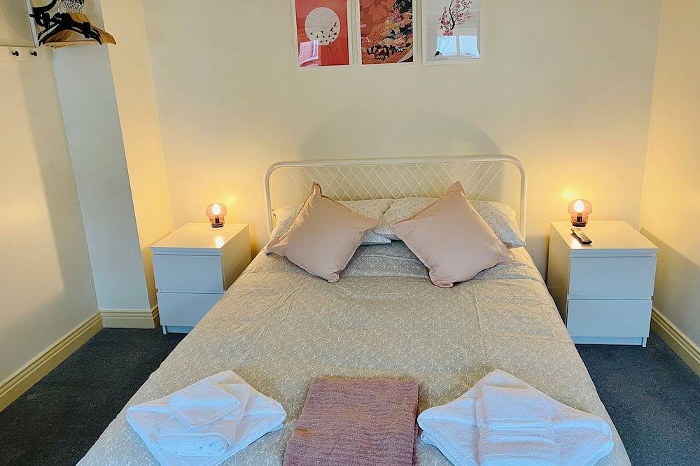 Flamborough Rock House & Cottage - village centre location in Flamborough, East Riding of Yorkshire