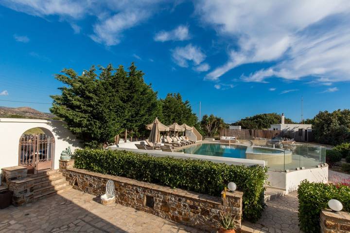 Villa for 8 people, with ocean view and garden in Naxos