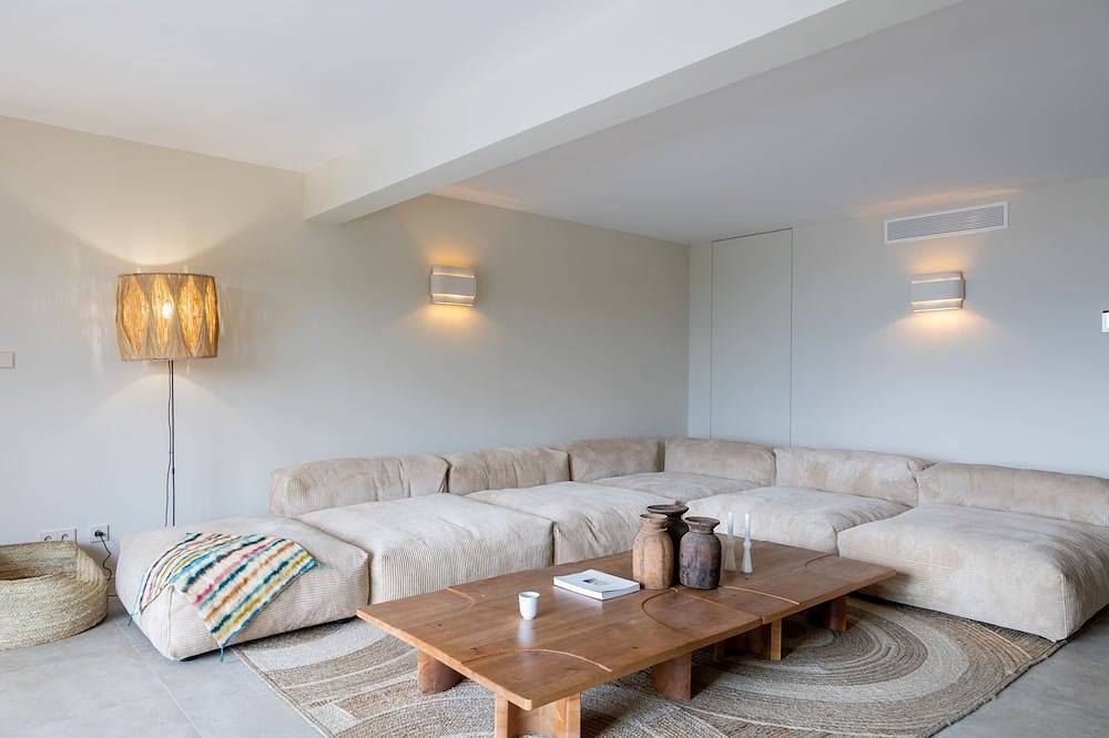 Alav13Ac Located in the village of Alata, overlooking the bay of Ajaccio 6bedrooms in Alata (Corsica), Ajaccio e dintorni