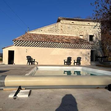 Gîte pour 10 personnes, avec terrasse et vue ainsi que piscine et jardin à Bonlieu-sur-Roubion