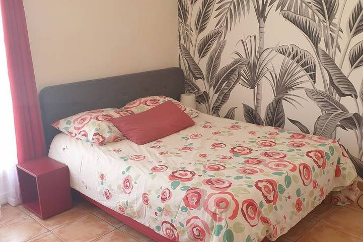 Gîte pour 3 personnes, avec terrasse ainsi que piscine et jardin, animaux acceptés à Pierrefeu-du-Var - 2