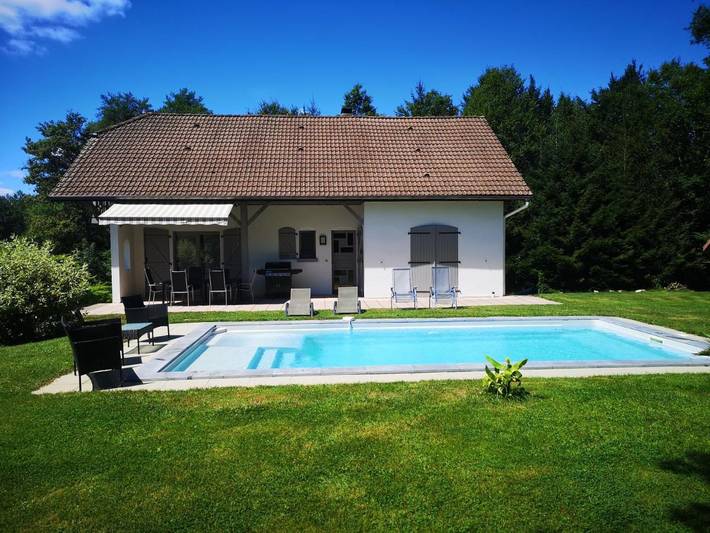 Location de vacances pour 8 personnes, avec Balcon et Terrasse ainsi que Jardin et Piscine à Esboz-Brest