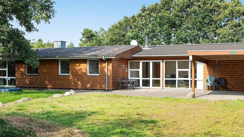 Ferienhaus für 8 Personen, mit Whirlpool und Terrasse in Tirpitz Museum (Oksby)