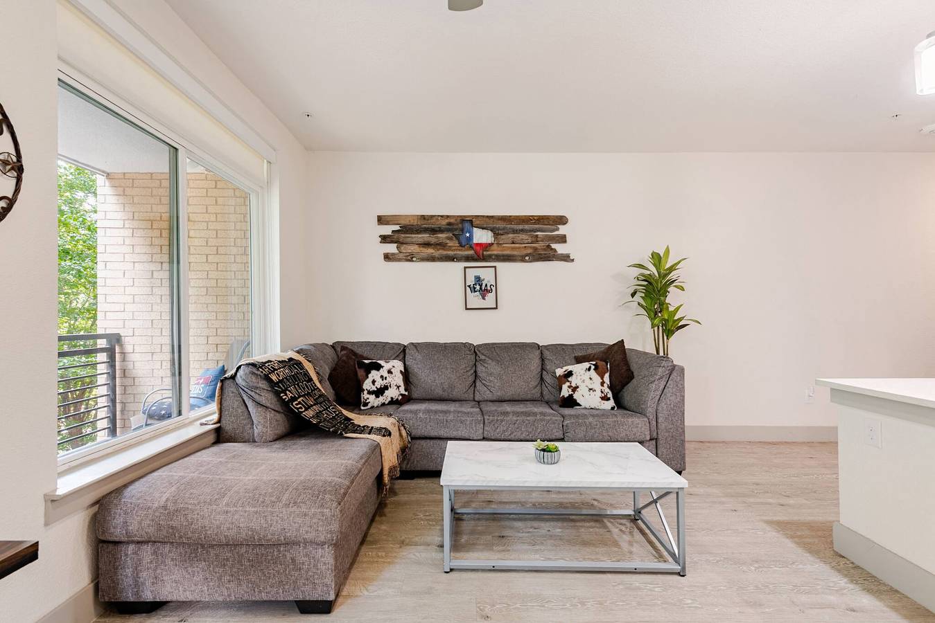 Apartamento vacacional entero, Condominio con vista a la piscina y al paseo del río • Mascotas y estacionamiento gratuito in San Antonio, Condado de Bexar