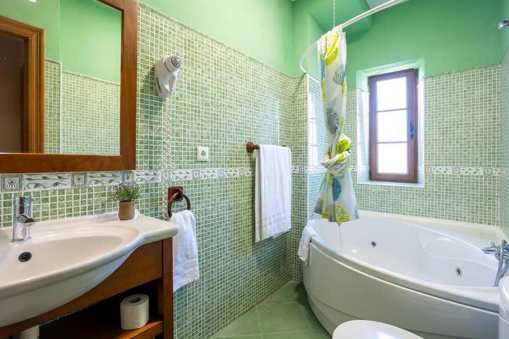 Apartamento de vacaciones para 4 personas, con jacuzzi además de jardín y piscina en Cantabria - 3