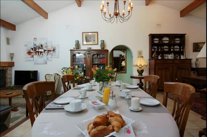 Guest Room “Les Genêts” with Shared Terrace, Wi-Fi, and Air Conditioning in Gujan-Mestras, Arcachon region