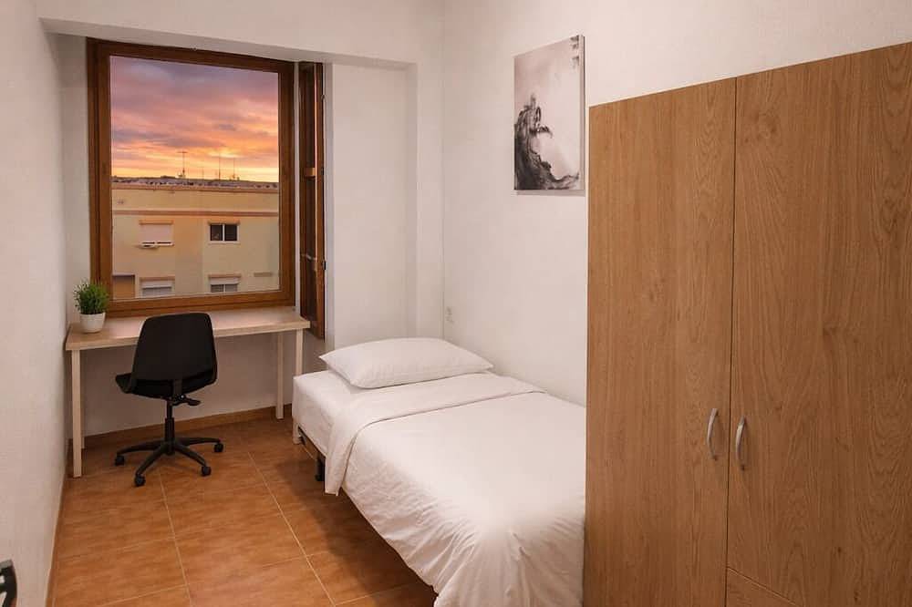 Entire apartment, Cozy Private Room 2 in Shared Apartment close to city center Castellon in Castellón de la Plana, Costa del Azahar