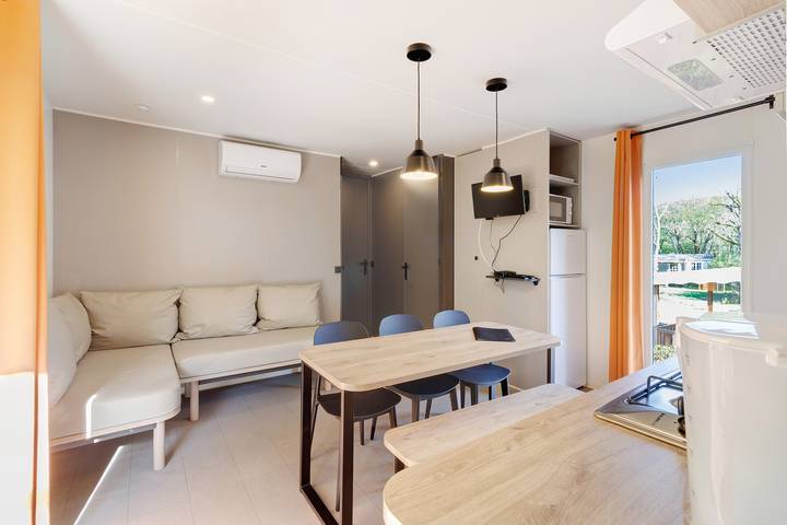 Mobil home pour 6 personnes, avec bassin pour enfant et jardin, adapté aux familles à Bouzic - 3