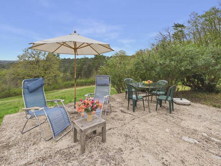 Location de vacances pour 6 personnes, avec vue ainsi que piscine et jardin à Fanlac