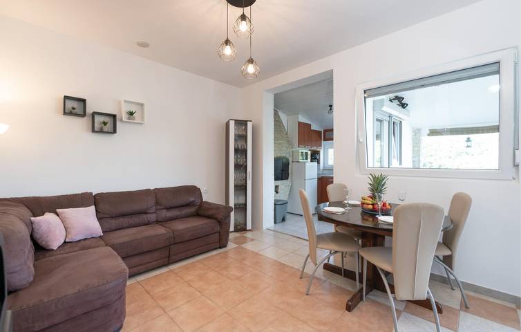 Ganze Ferienwohnung, Gemütlich, 2 km vom Strand entfernt: Terrasse, WLAN und Parkplatz in einer modernen Wohnung in Marčana, Südküste Istrien