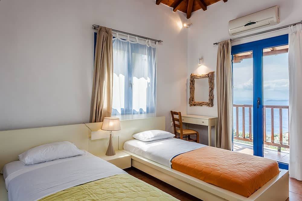 Villa with stunning view out to the sea accross the viladge of Glossa in Glossa, Sporades