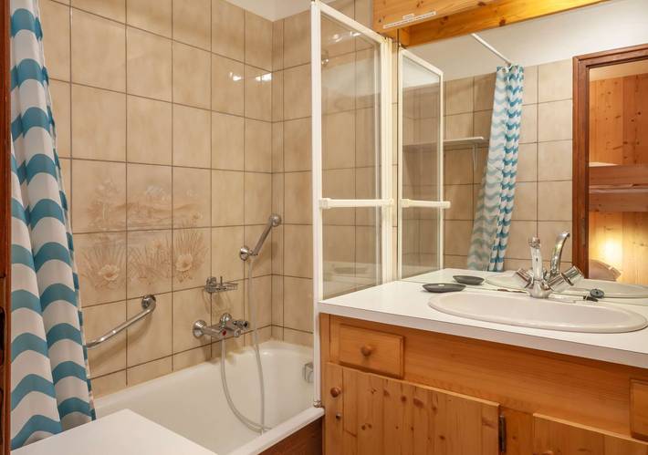 Ganzes Studio, Corniche B10 - Renovated studio with sleeping area, 650 meters from slopes in Morzine, Les Portes du Soleil