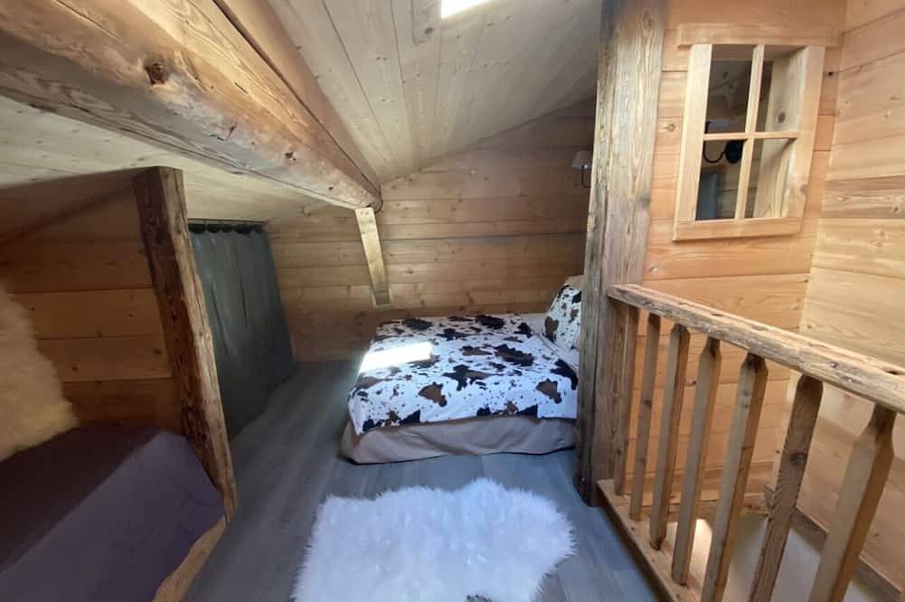 Small cozy nest perched in the mountains in Glières-Val-de-Borne, Région de Bonneville