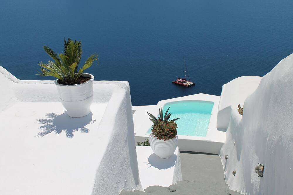 Incredible caldera views! Full sunset, private, spacious - in the heart of Oia in Ormos Ammoudiou, Oia