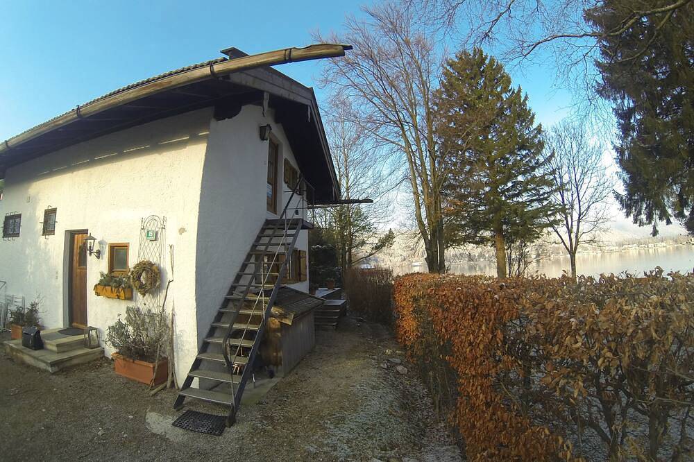 Entire apartment, Small apartment for a maximum of 2 people in a unique location directly on the lake in Rottach-Egern, Bavarian Alps