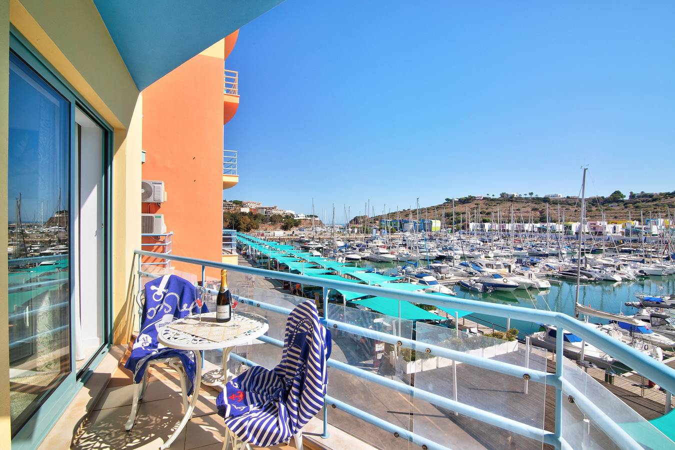 Appartement entier, Appartement "W Marina" avec piscine partagée, Wi-Fi et climatisation in Albufeira, District de Faro