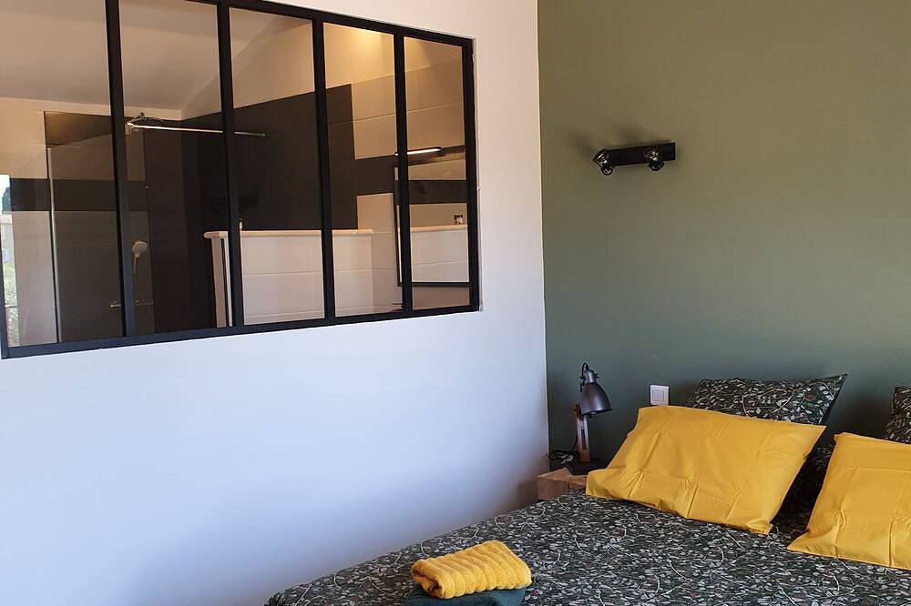 'Un Mas en Provence' gite and balneotherapy for two in Carpentras, Parc naturel régional du Mont-Ventoux
