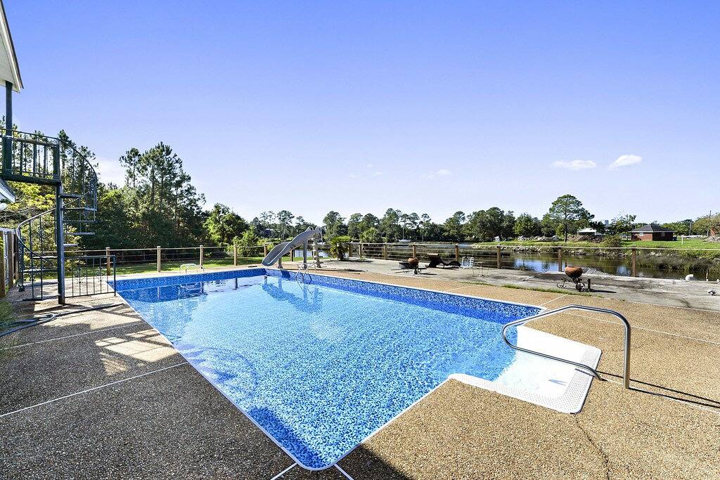 4 Schlafzimmer, 3 Bäder, großer Pool, auf einer Halbinsel die Straße runter von Casinos in Mississippi Gulf Coast