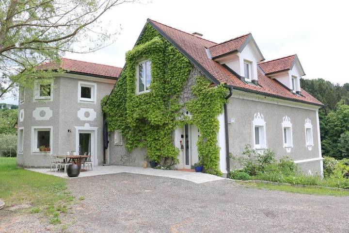 Ferienwohnung für 4 Personen, mit Terrasse und Garten sowie Ausblick in Feldbach