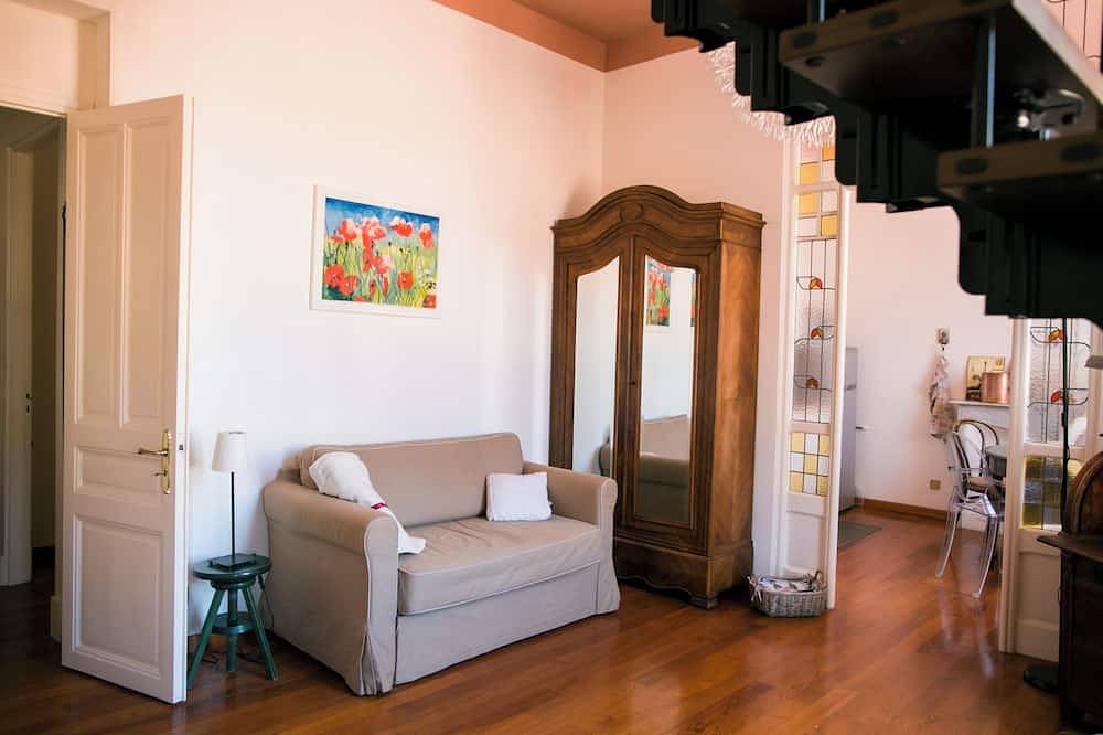 Entire apartment, Agapantus apartment in a 19th century villa in Dolceacqua, Ligurian Alps