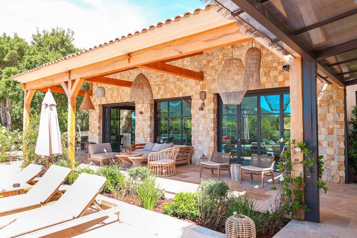 Location de vacances pour 12 personnes, avec jardin ainsi que piscine et terrasse, adapté aux familles dans Pinarellu - 2