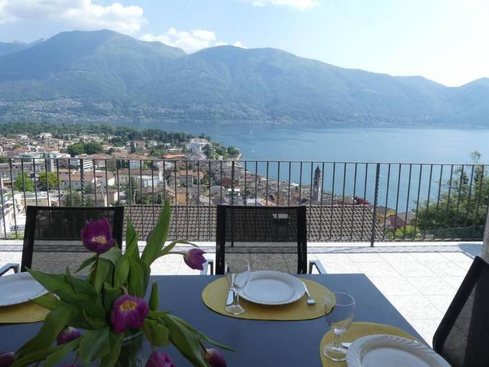 Ferienwohnung für 7 Personen, mit Balkon und Garten sowie Ausblick und Seeblick am Lago Maggiore (Schweiz)